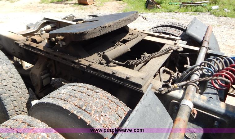 image for item G3378 1994 Mack CH613 semi truck