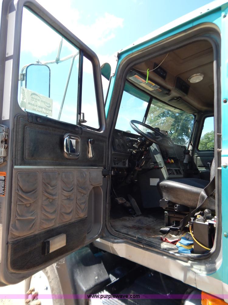 image for item G3378 1994 Mack CH613 semi truck