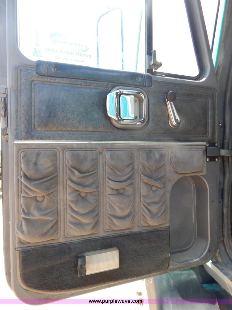 image for item G3378 1994 Mack CH613 semi truck