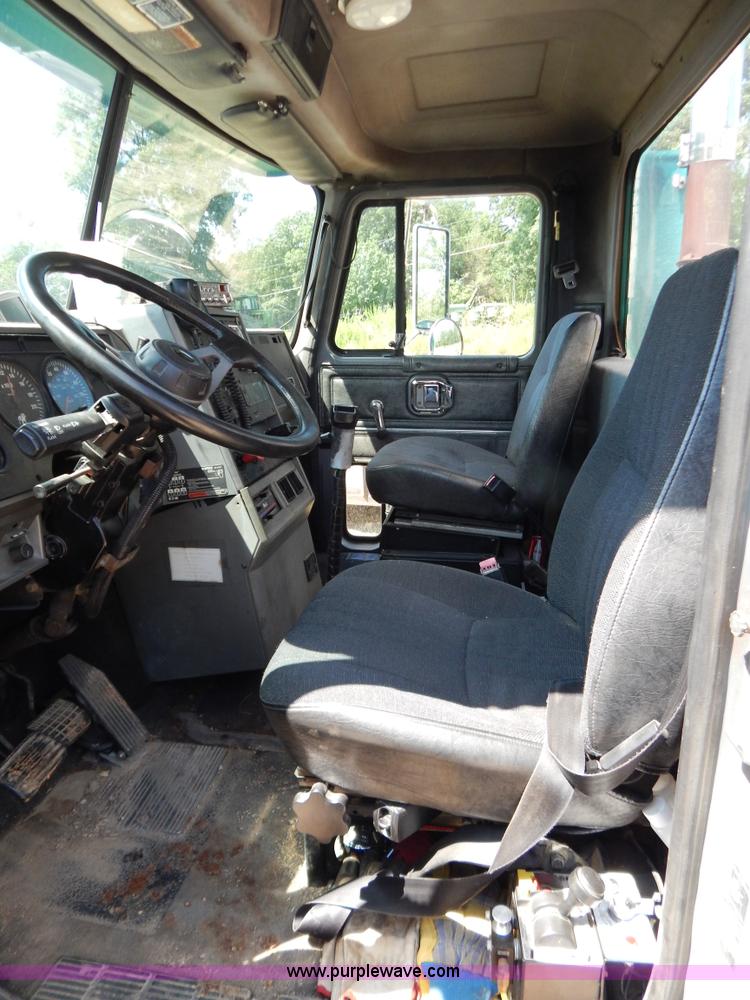 image for item G3378 1994 Mack CH613 semi truck