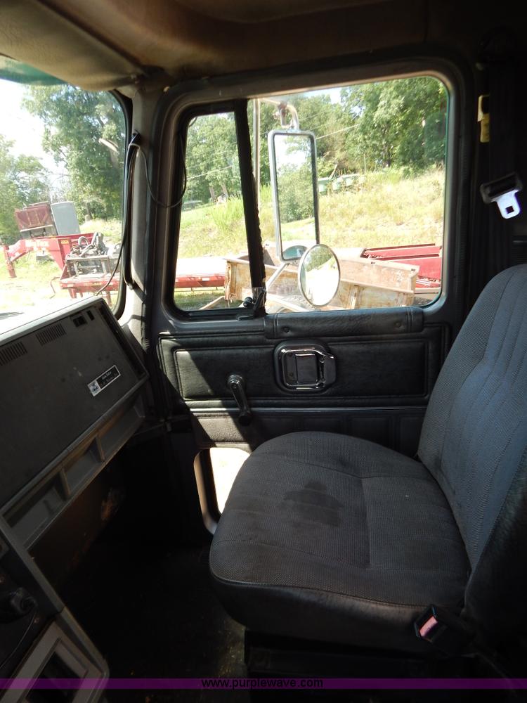 image for item G3378 1994 Mack CH613 semi truck