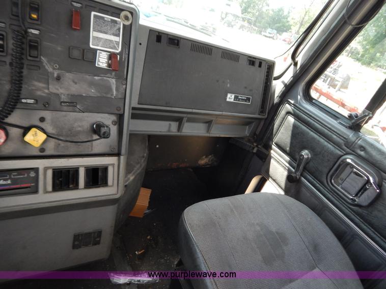 image for item G3378 1994 Mack CH613 semi truck