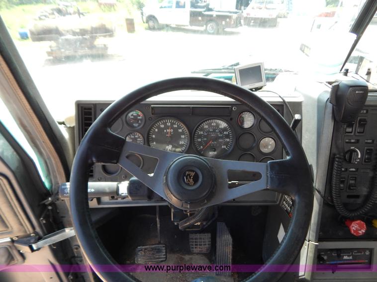 image for item G3378 1994 Mack CH613 semi truck