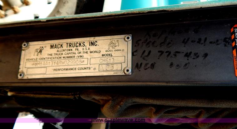 image for item G3378 1994 Mack CH613 semi truck