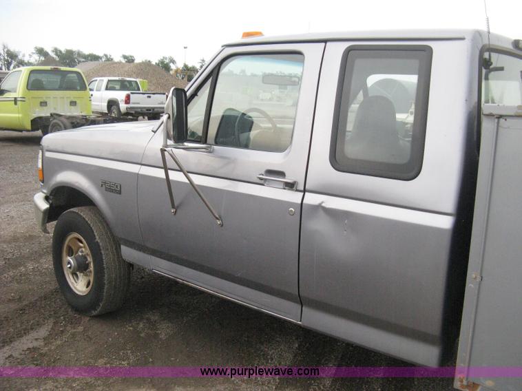 image for item H6490 1997 Ford F250 SuperCab utility truck