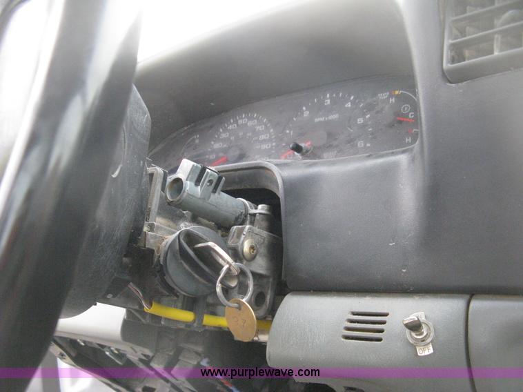 image for item H6500 2003 Ford F250 XL cab and chassis