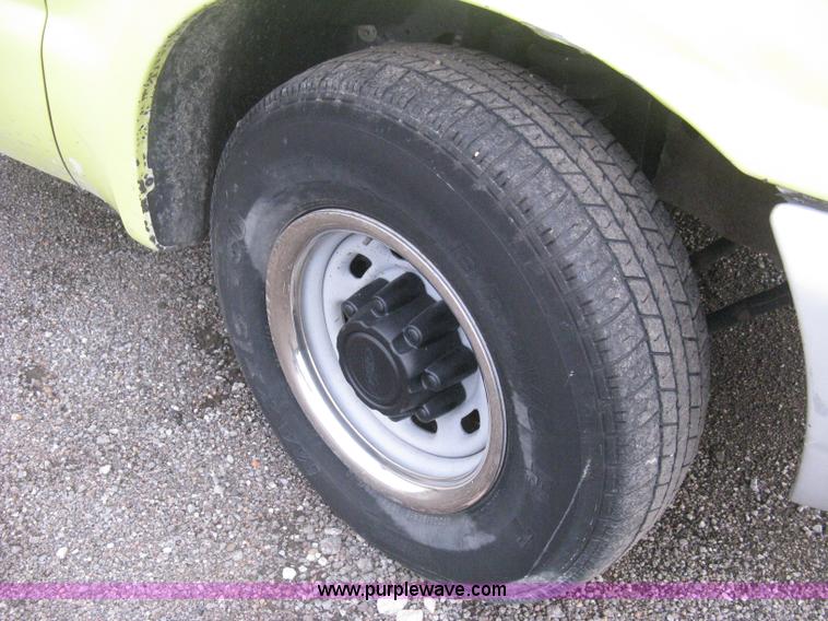 image for item H6500 2003 Ford F250 XL cab and chassis