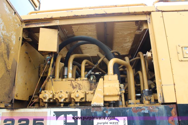image for item H6704 1985 Caterpillar 225 LVC excavator