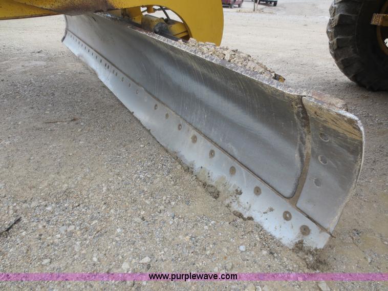 image for item H9851 2002 John Deere 770CH Series II motor grader