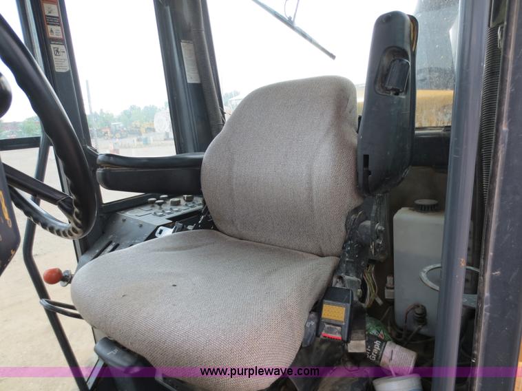 image for item H9851 2002 John Deere 770CH Series II motor grader