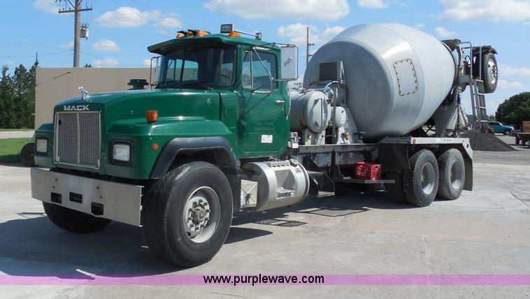 image for item H9863 1996 Mack RD690S mixer truck