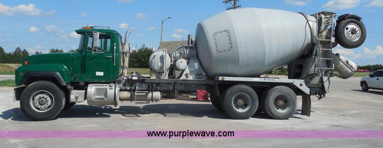 image for item H9863 1996 Mack RD690S mixer truck