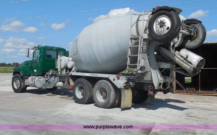 image for item H9863 1996 Mack RD690S mixer truck