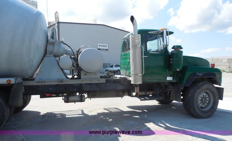 image for item H9863 1996 Mack RD690S mixer truck