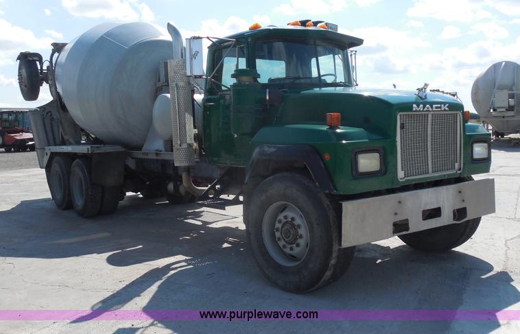 image for item H9863 1996 Mack RD690S mixer truck