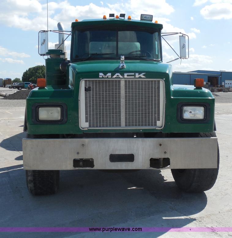image for item H9863 1996 Mack RD690S mixer truck