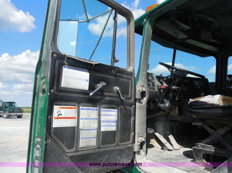 image for item H9863 1996 Mack RD690S mixer truck