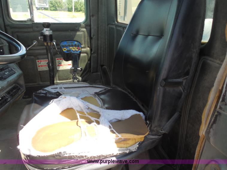 image for item H9863 1996 Mack RD690S mixer truck