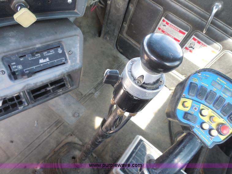 image for item H9863 1996 Mack RD690S mixer truck