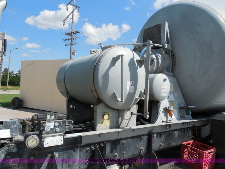 image for item H9863 1996 Mack RD690S mixer truck