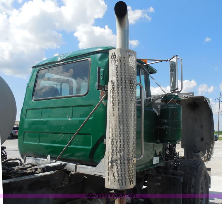 image for item H9863 1996 Mack RD690S mixer truck