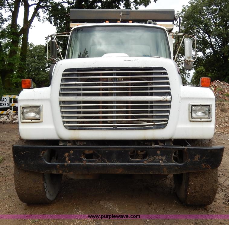 image for item I4441 1986 Ford LT8000 dump truck