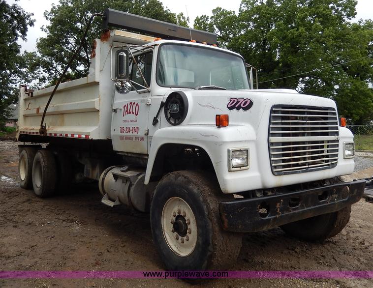image for item I4441 1986 Ford LT8000 dump truck