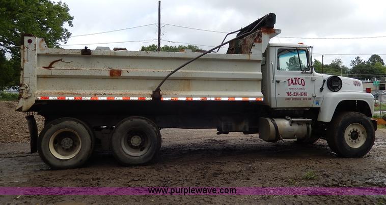 image for item I4441 1986 Ford LT8000 dump truck