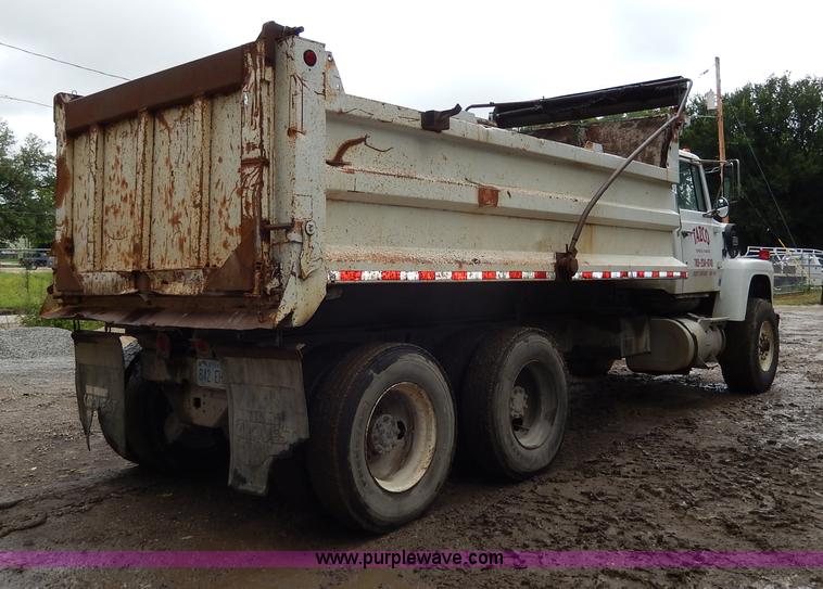 image for item I4441 1986 Ford LT8000 dump truck