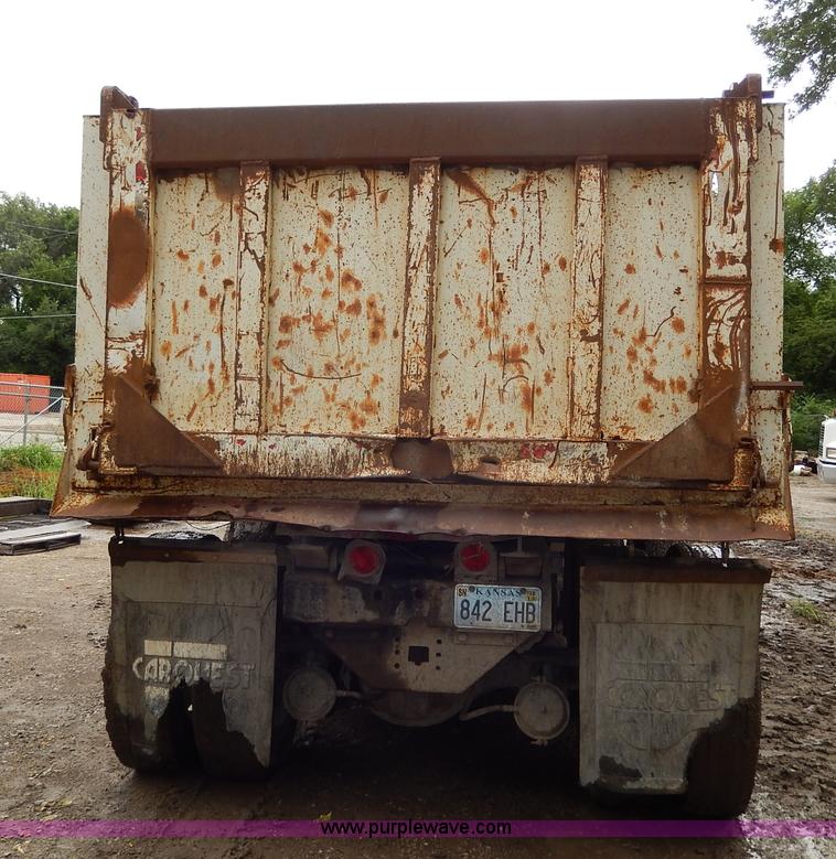 image for item I4441 1986 Ford LT8000 dump truck