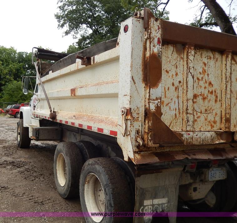 image for item I4441 1986 Ford LT8000 dump truck