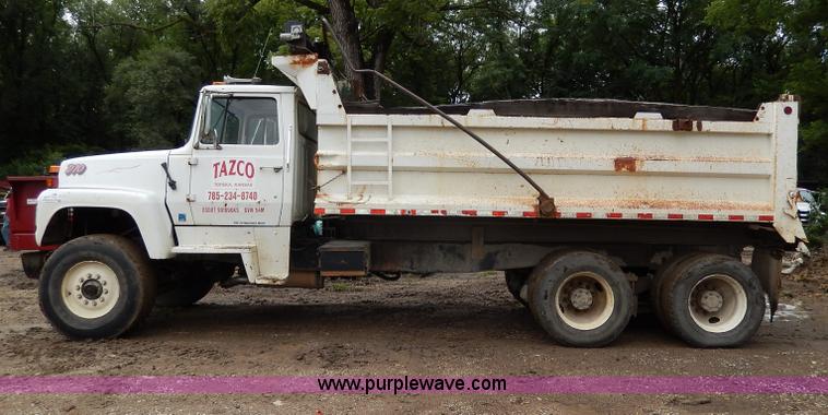 image for item I4441 1986 Ford LT8000 dump truck