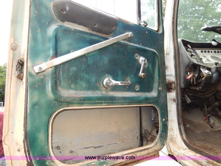 image for item I4441 1986 Ford LT8000 dump truck