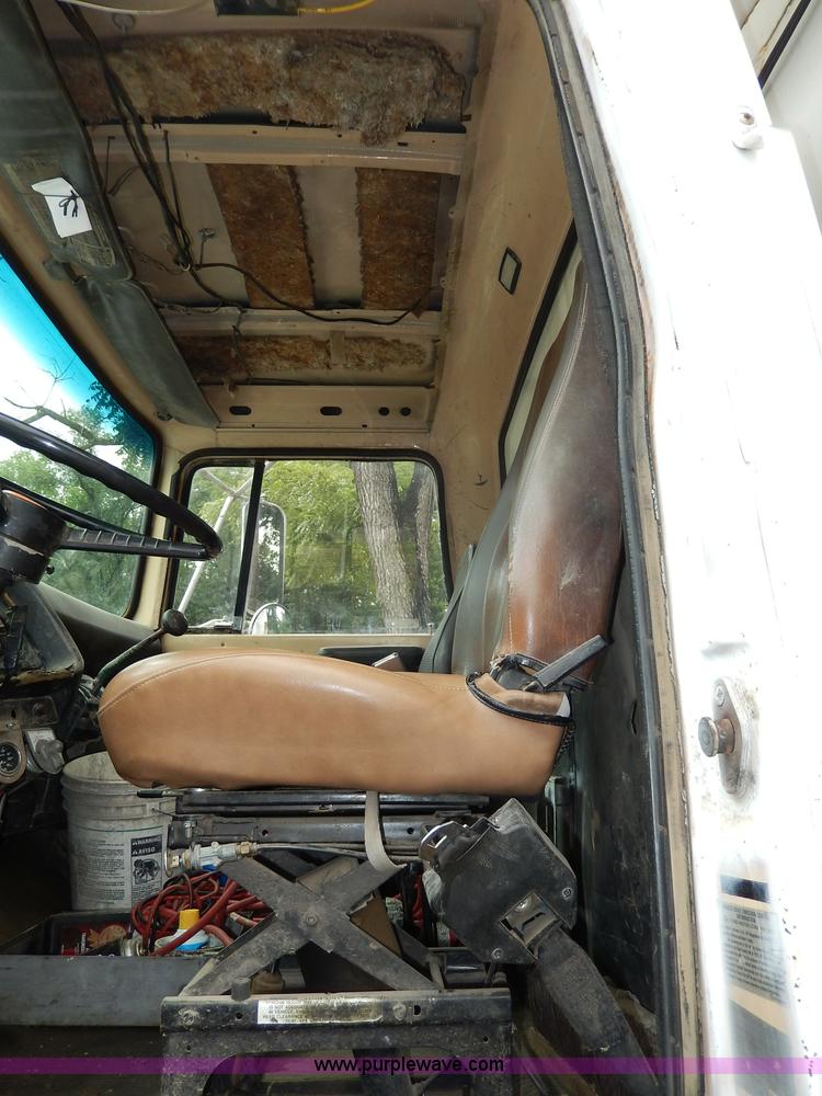 image for item I4441 1986 Ford LT8000 dump truck