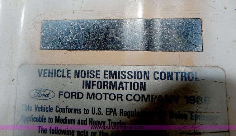 image for item I4441 1986 Ford LT8000 dump truck