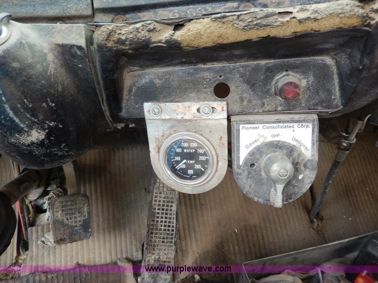 image for item I4441 1986 Ford LT8000 dump truck