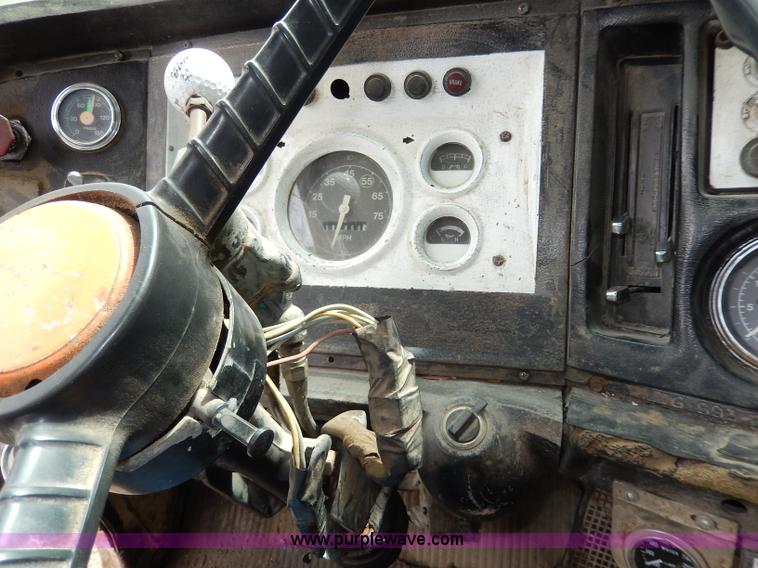 image for item I4441 1986 Ford LT8000 dump truck