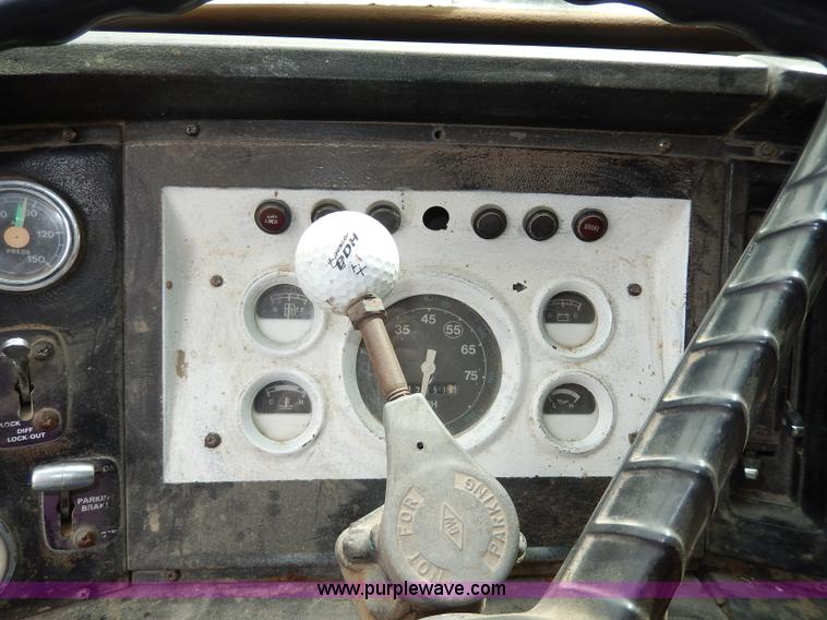 image for item I4441 1986 Ford LT8000 dump truck