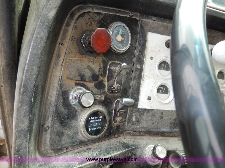 image for item I4441 1986 Ford LT8000 dump truck