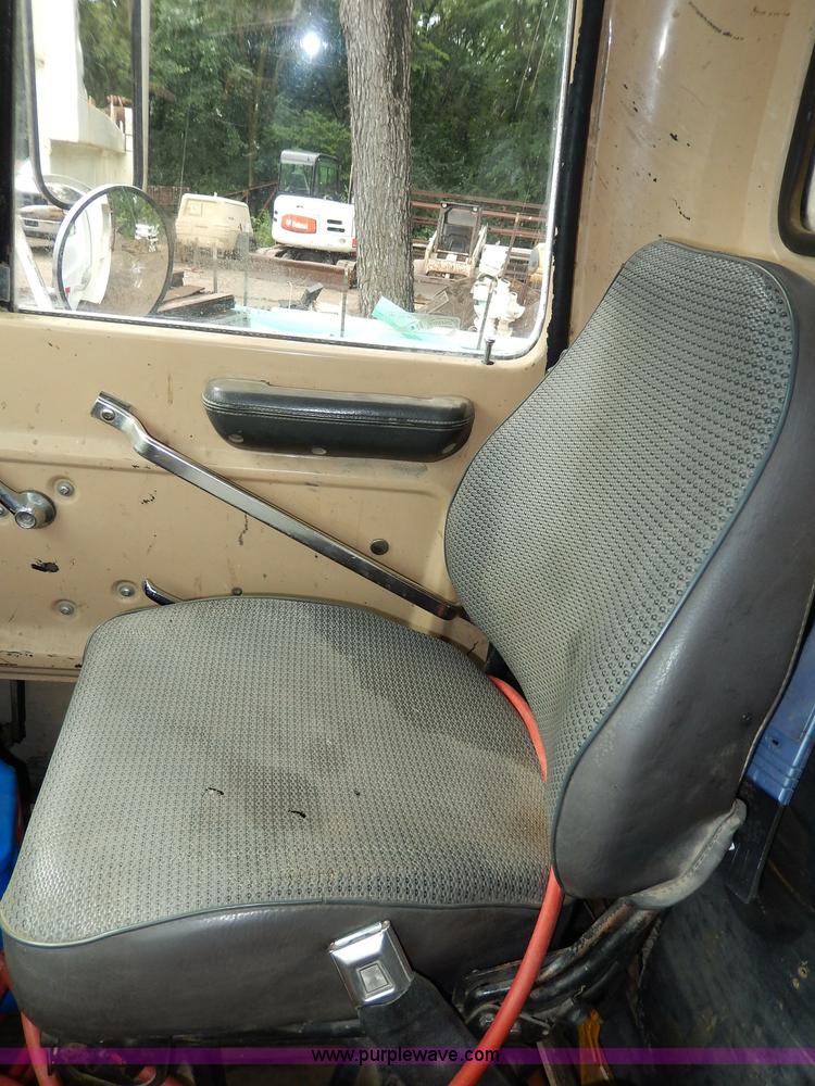 image for item I4441 1986 Ford LT8000 dump truck