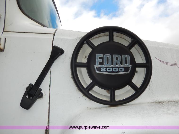 image for item I4441 1986 Ford LT8000 dump truck