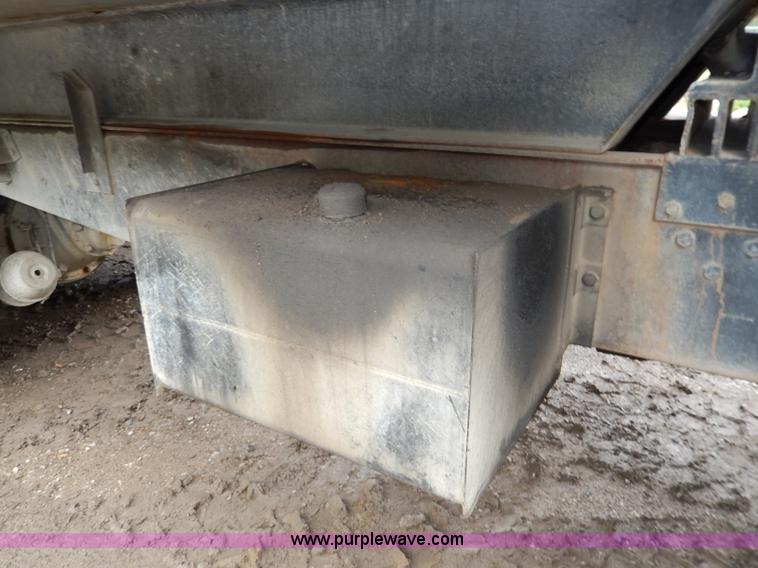 image for item I4441 1986 Ford LT8000 dump truck