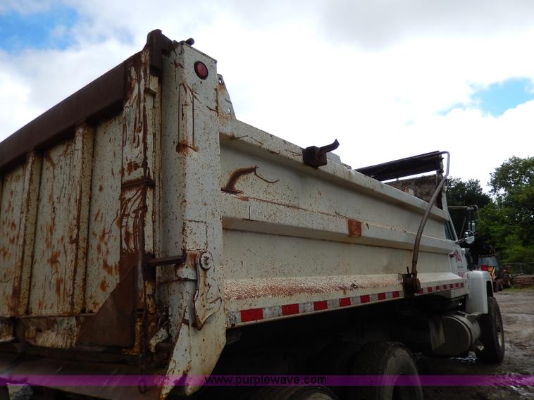image for item I4441 1986 Ford LT8000 dump truck