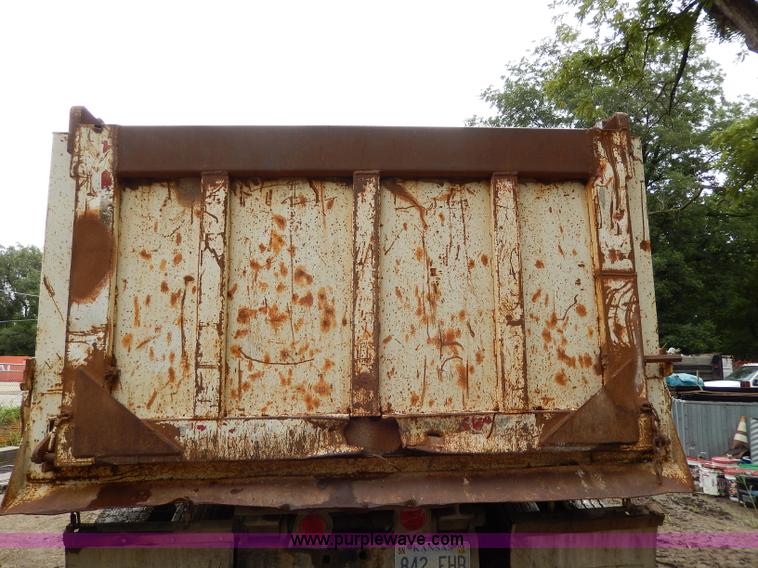 image for item I4441 1986 Ford LT8000 dump truck