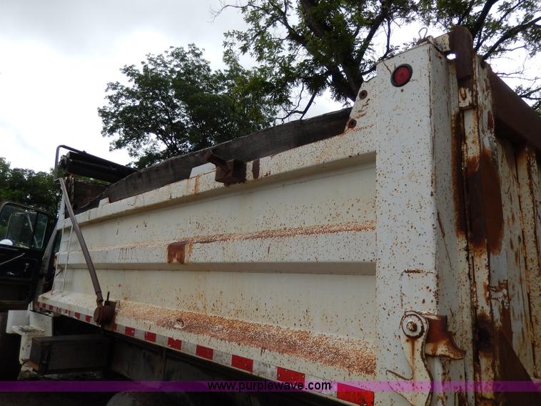 image for item I4441 1986 Ford LT8000 dump truck