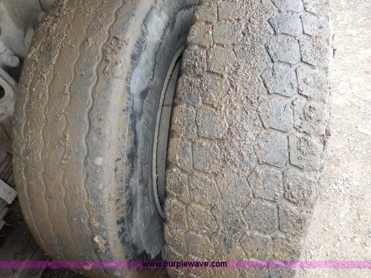 image for item I4441 1986 Ford LT8000 dump truck