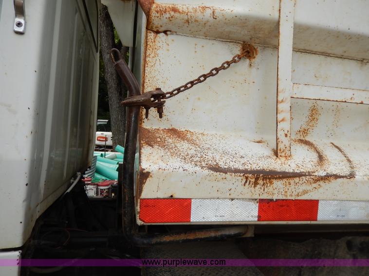 image for item I4441 1986 Ford LT8000 dump truck