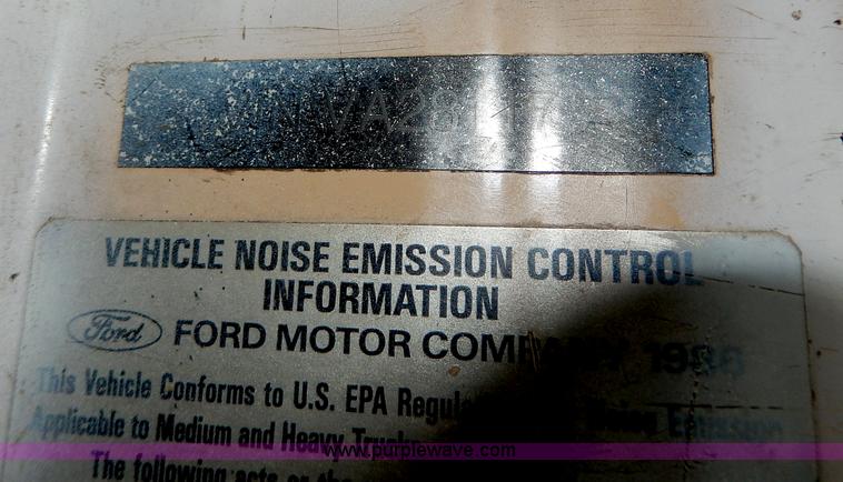 image for item I4441 1986 Ford LT8000 dump truck