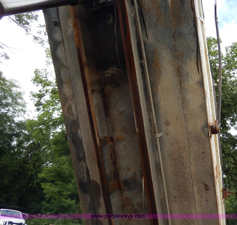 image for item I4441 1986 Ford LT8000 dump truck