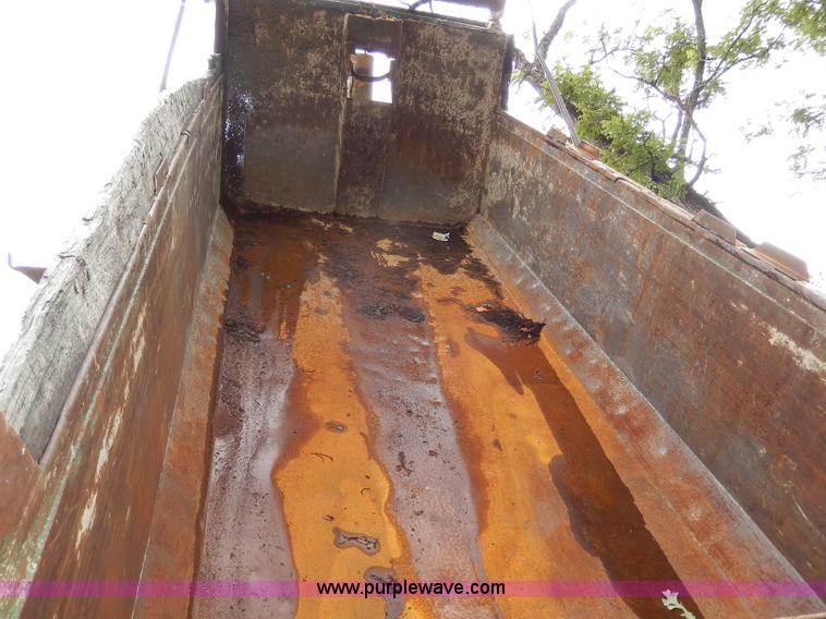 image for item I4441 1986 Ford LT8000 dump truck